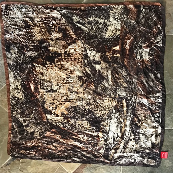 Oscar De La Renta Animal Print Scarf - Picture 5 of 10